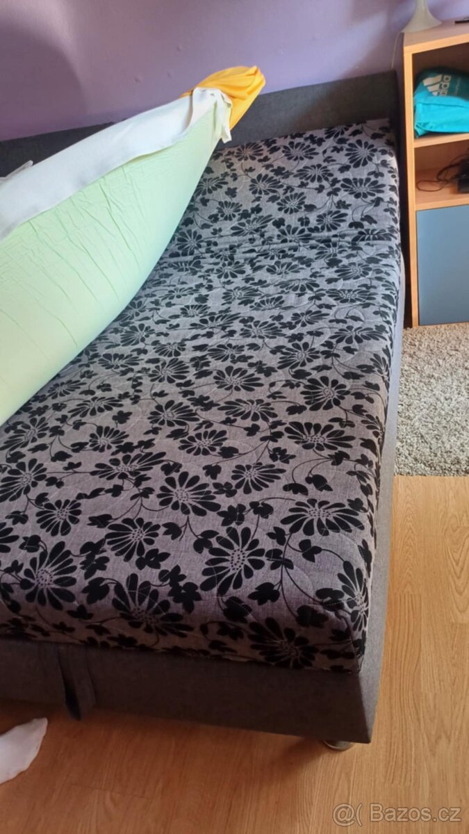 Válenda s úložným prostorem