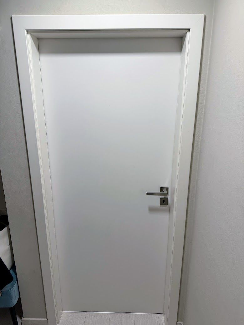 Interiérové bílé plné dveře Sapeli + obložky – SPĚCHÁ
