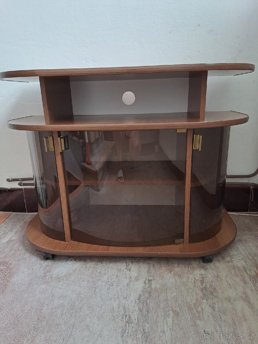 TV stolek na kolečkách