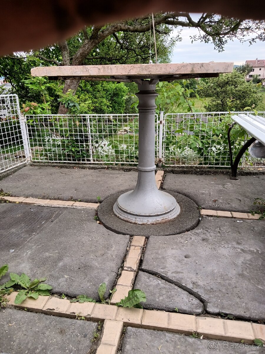 80 let starý stůl s kovovou nohou a mramorovou deskou.