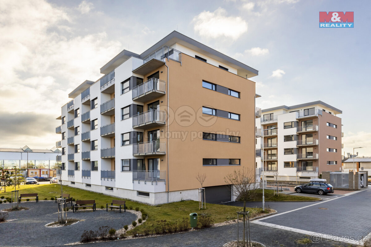 Pronájem bytu 2+kk, 61 m²,ul. A. Petrofa, Hradec Králové
