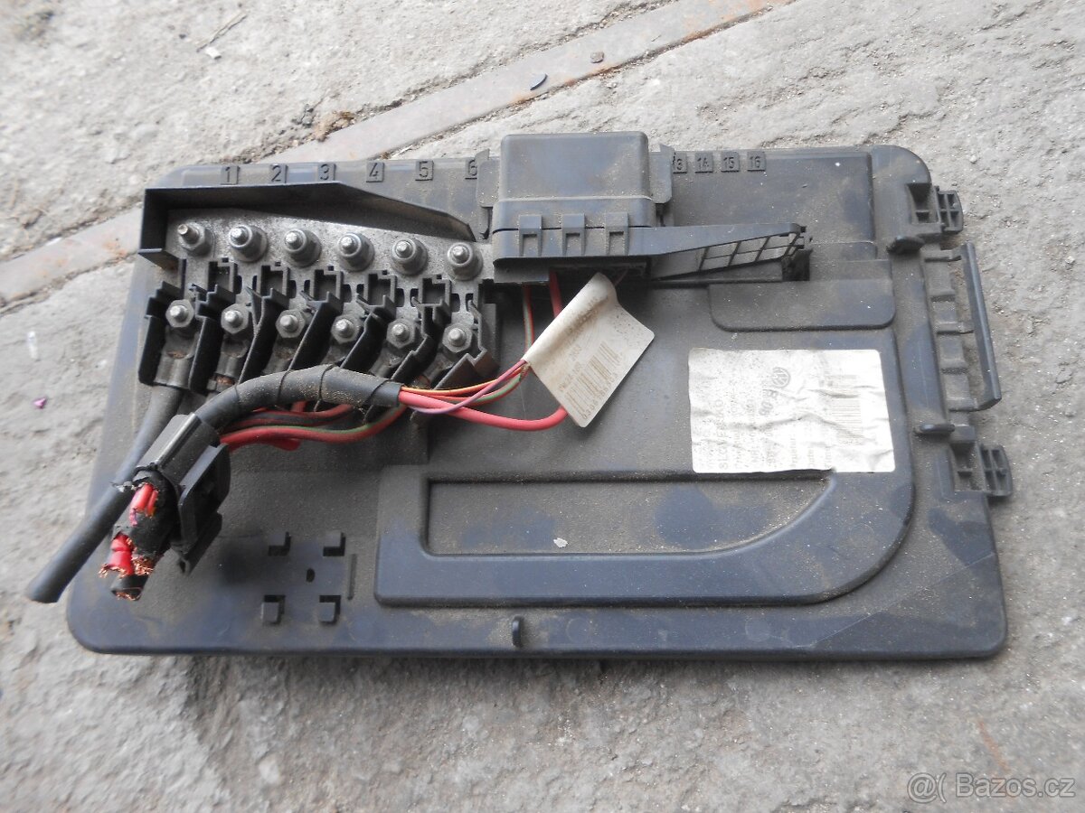 kryt baterky s pojistkama VW Polo 9N