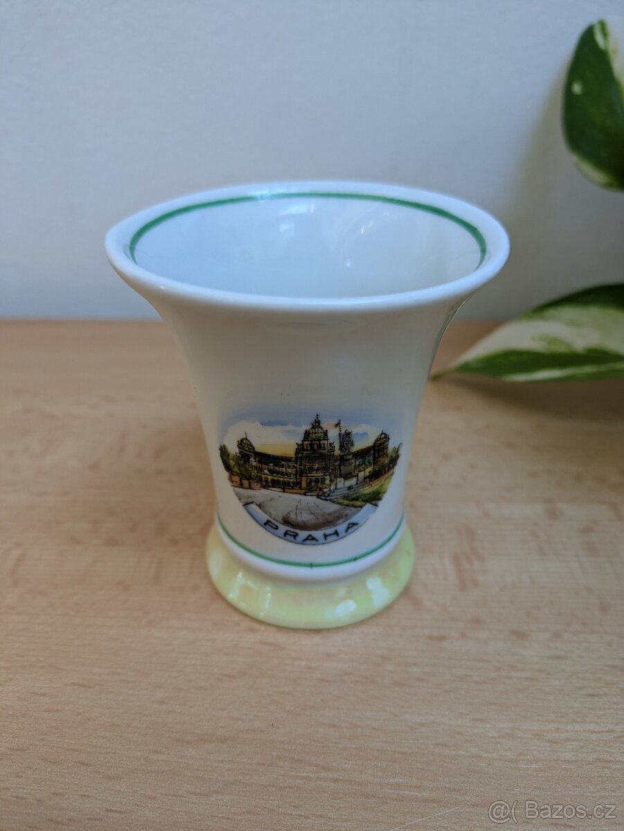 Porcelánová vázička