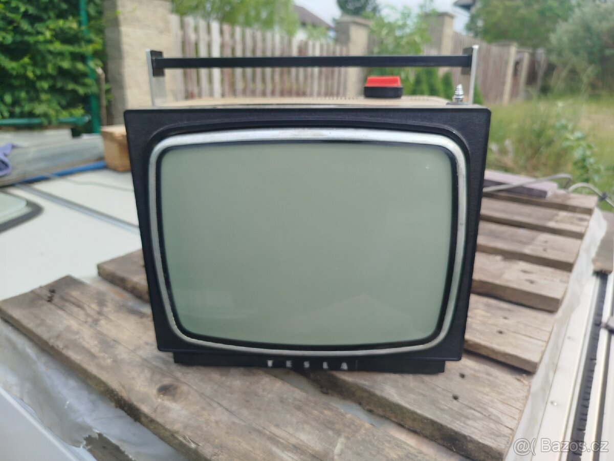 Retro exponát přenosná televize Tesla camping 28