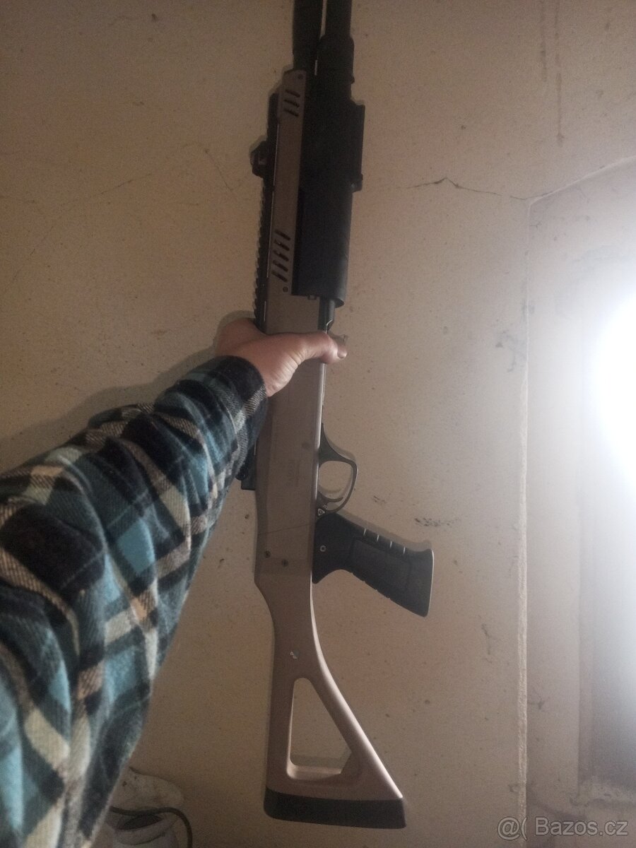 Airsoftová atrapa brokovnice