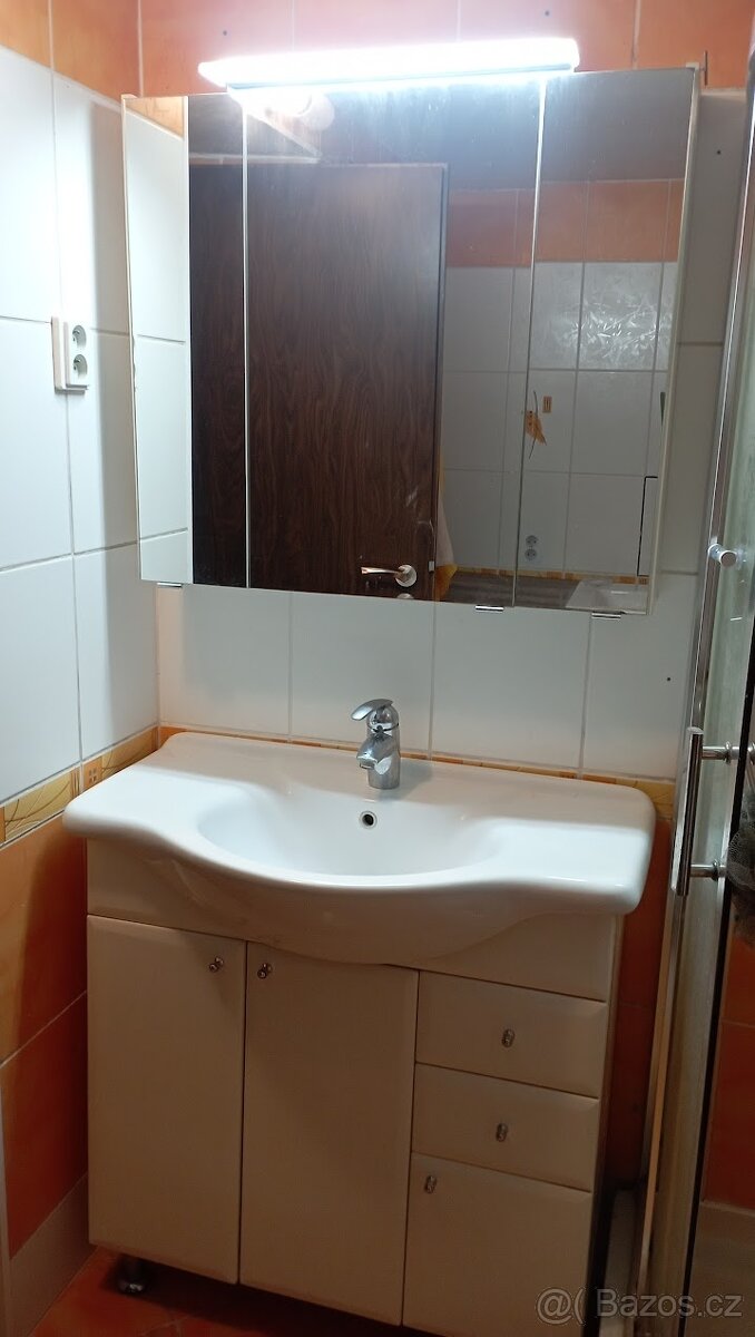 Zrcadlová skřínka, skřínka s umyvadlem