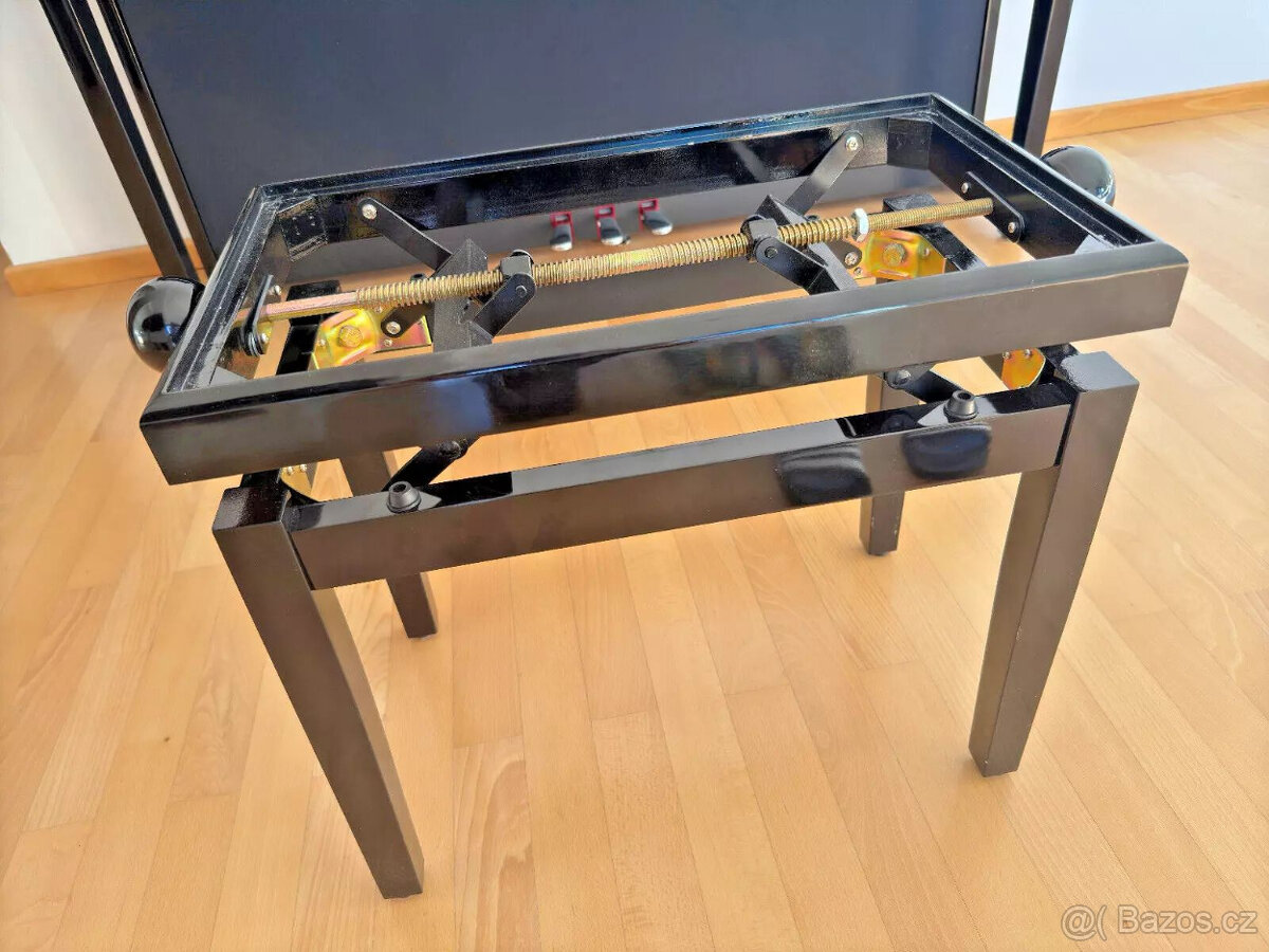 Yamaha Clavinova CLP-685 klavírní lak černý s vysokým leskem