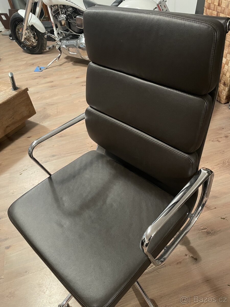 Kožená kultovní židle Vitra EA219