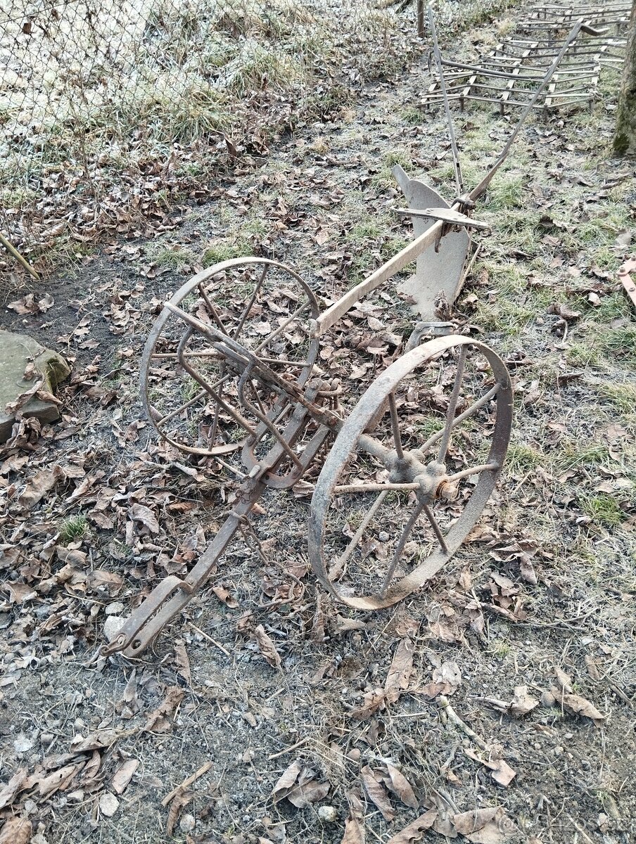 Prodám 2 historické pluhy