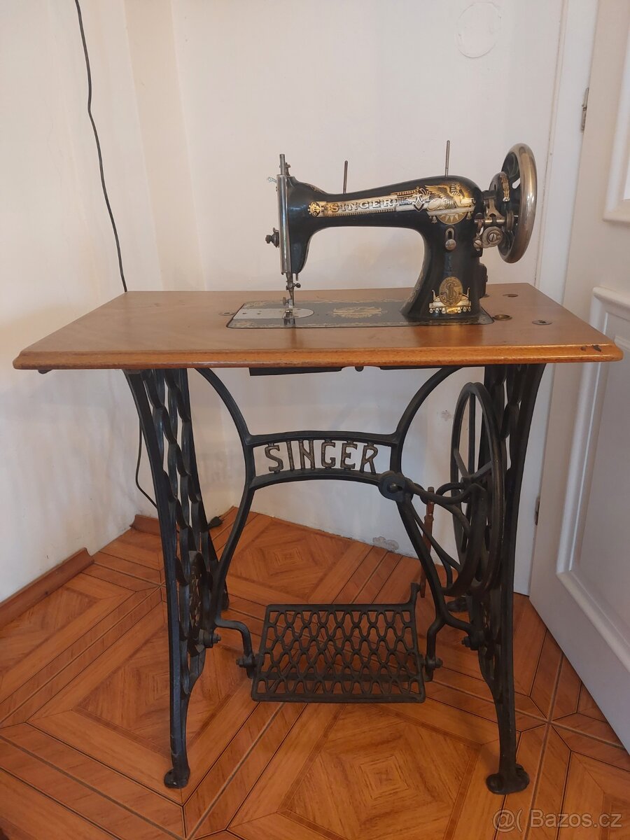 Starožitný šicí stroj Singer