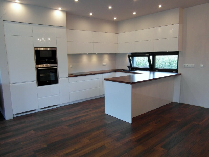 Luxusní kuchyně, lakovaná dvířka