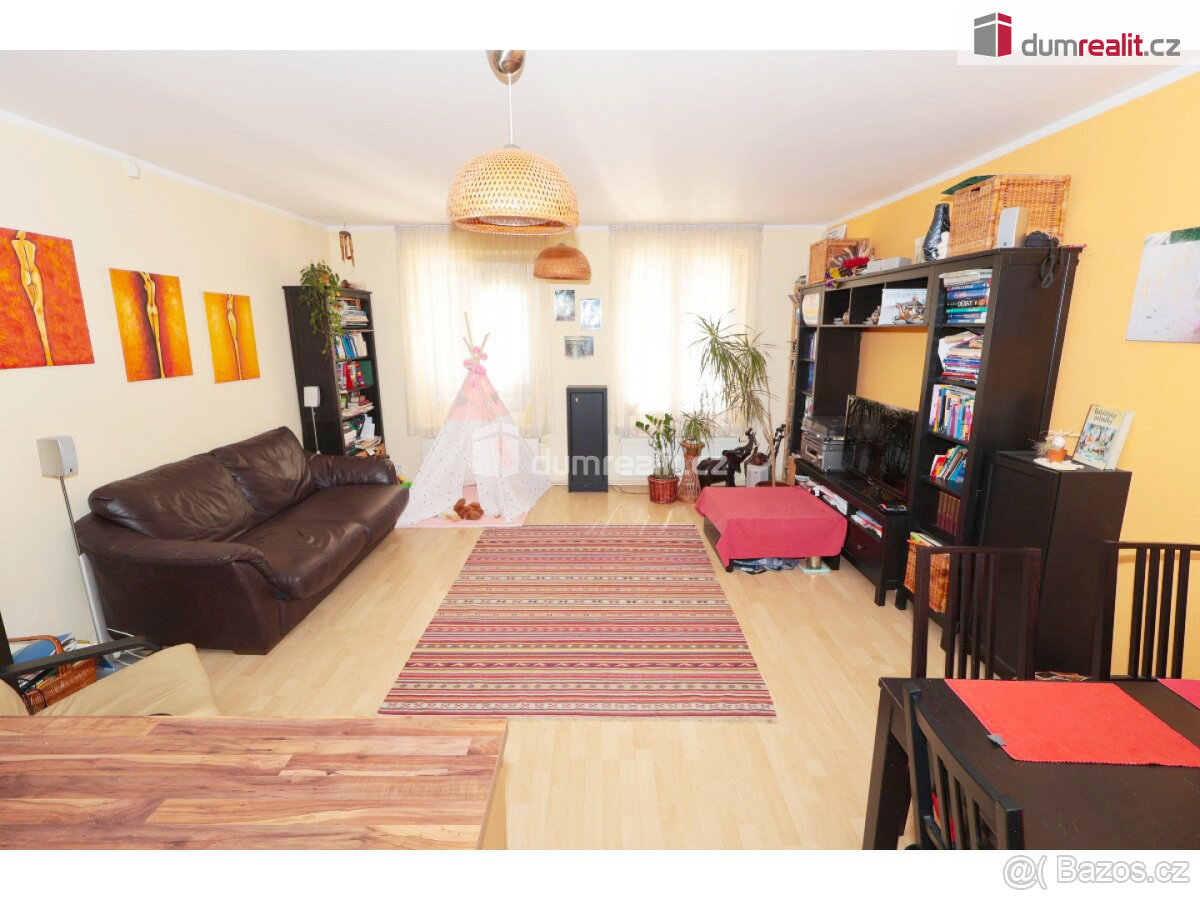 Světlý byt 74,4 m2 + terasa 7,6 m2 a zahrada 27 m2, 1NP, nov