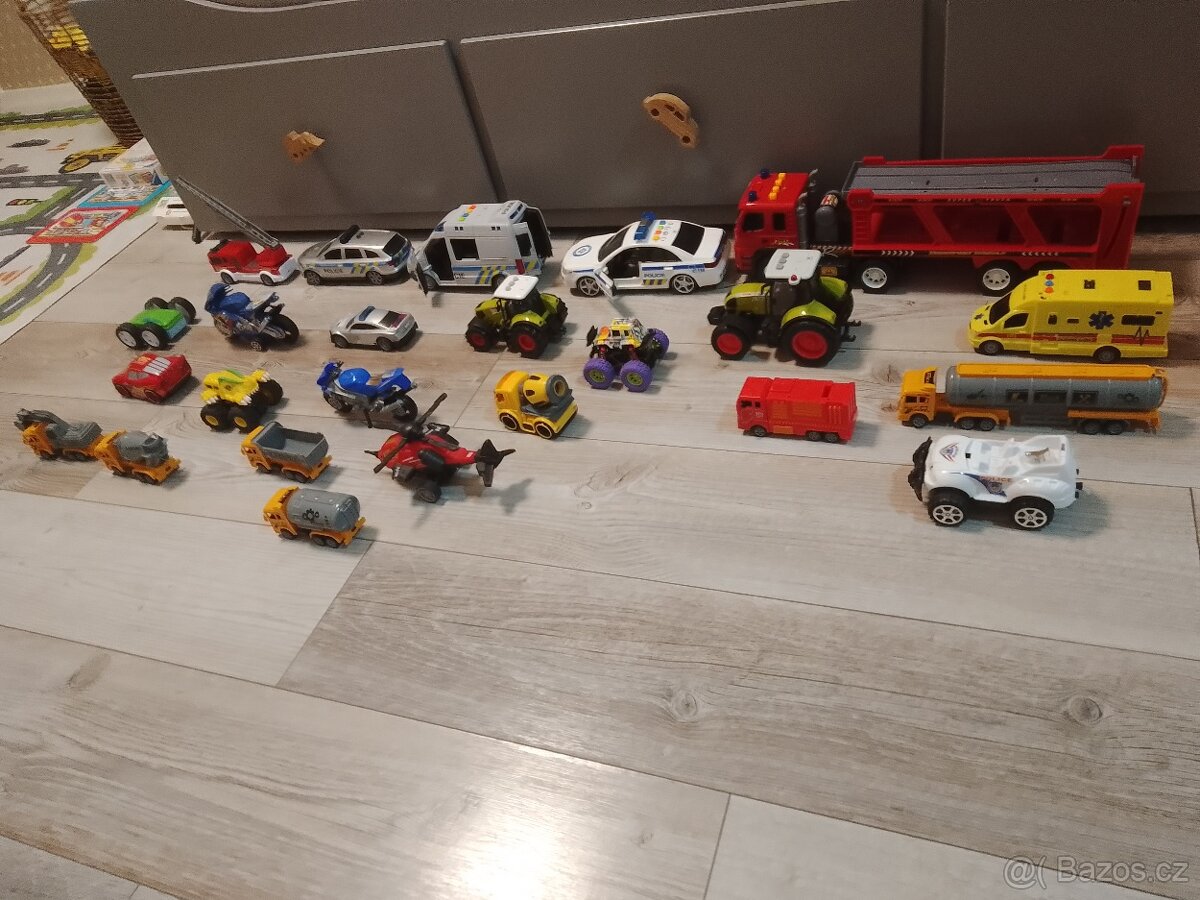 Set autíček, traktorů, motorek a další