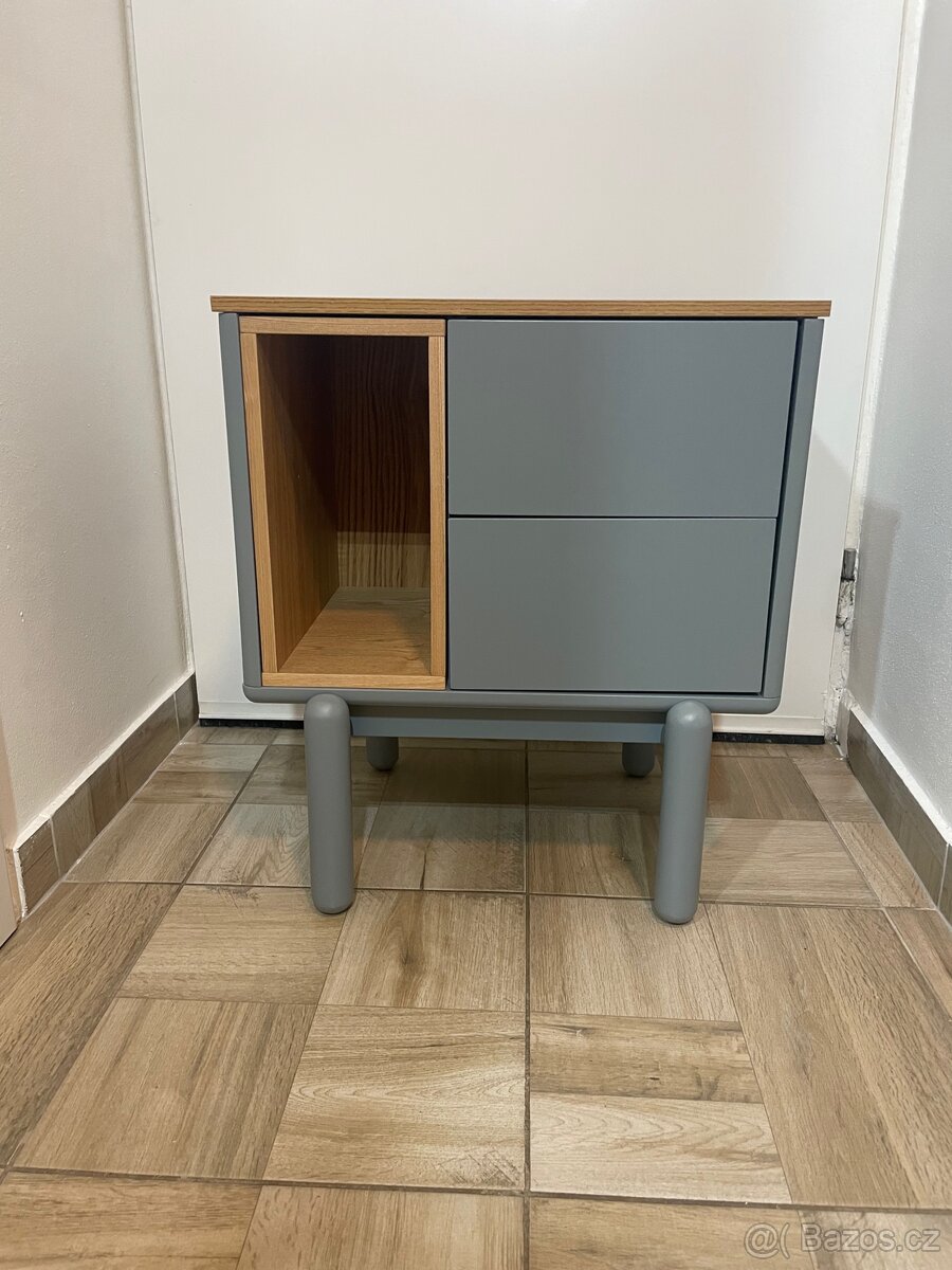 Šedy nočni stolek Corvo