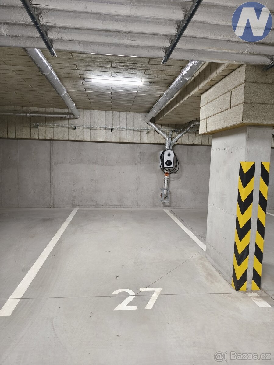Pronájem garážového stání s vlastní dobíjecí el. stanicí – P