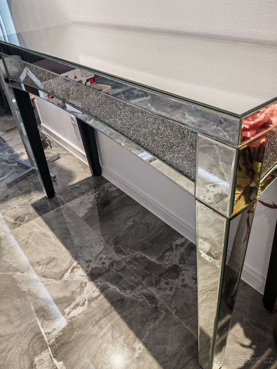 Zrcadlový toaletní stolek