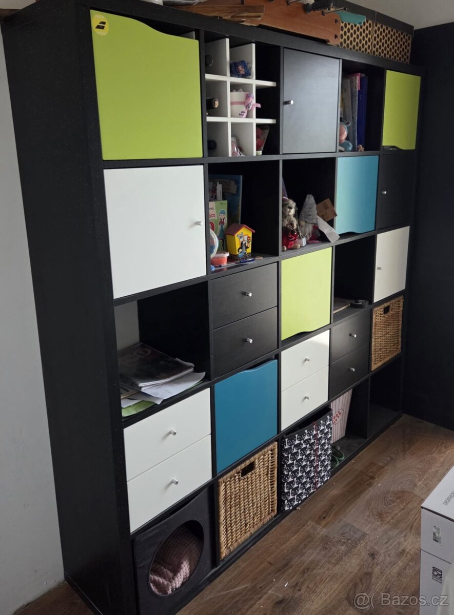 Skříň nebo knihovna - multifunkční stěna