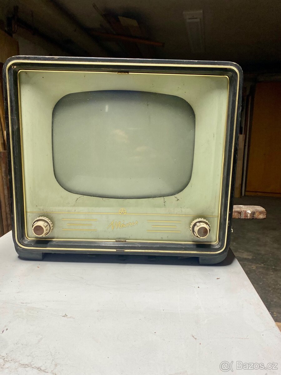 Stará retro televize Mánes