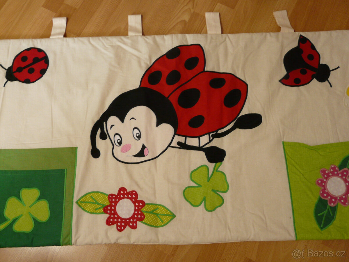 Dětský kapsář na zeď za postel