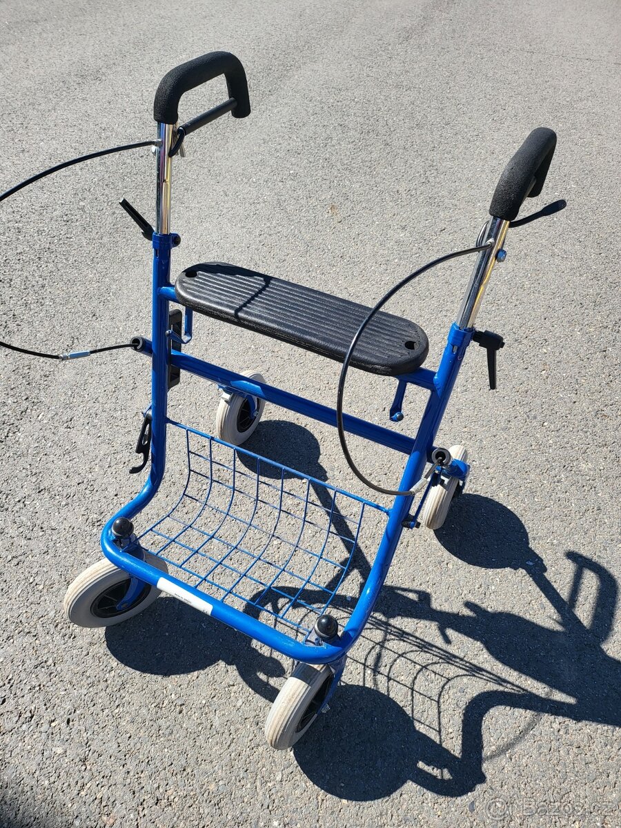 modré, nevyužité chodítko pro seniora