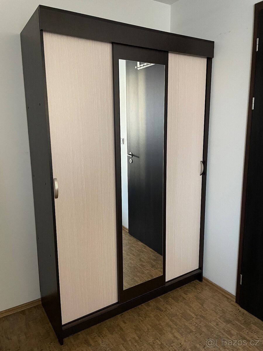 Šatní skříň s nočními stolky