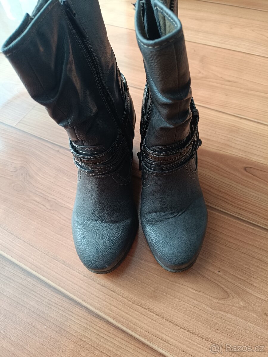 Kozačky na klínku Mustang 38