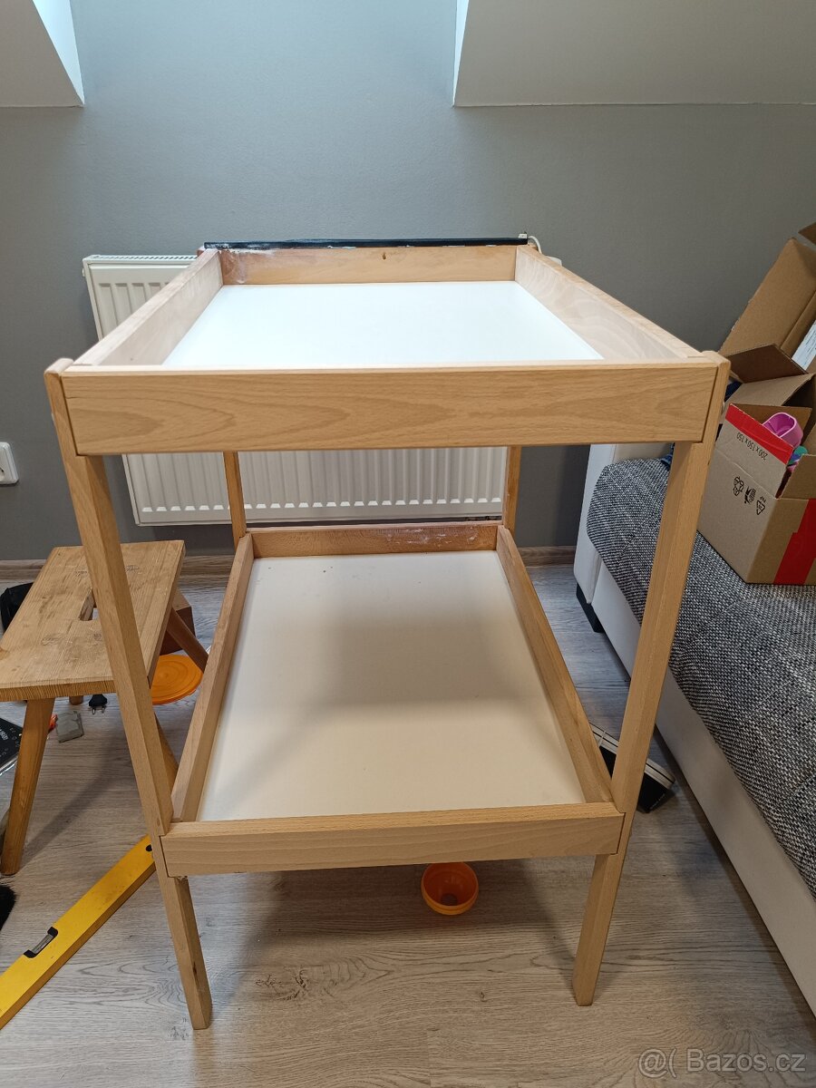 Přebalovací pult s vybavou