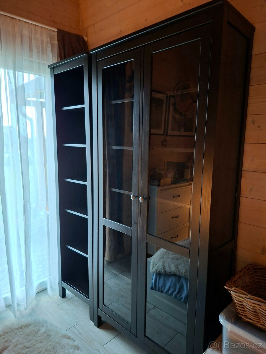 IKEA Knihovna s prosklenými dvířky