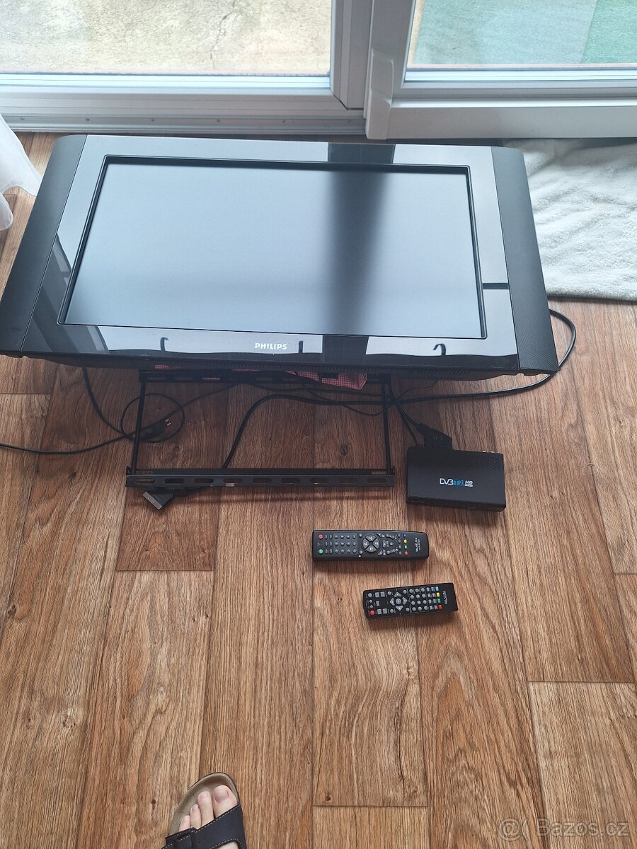 Televize Philips + držák na zeď + Set - top box