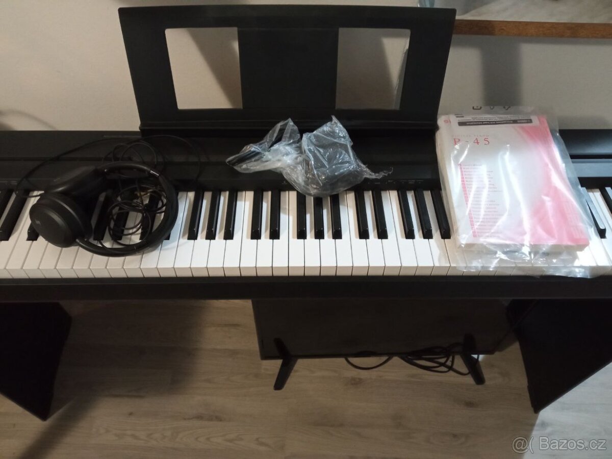 Digitální piano YAMAHA P-45B s stojanem