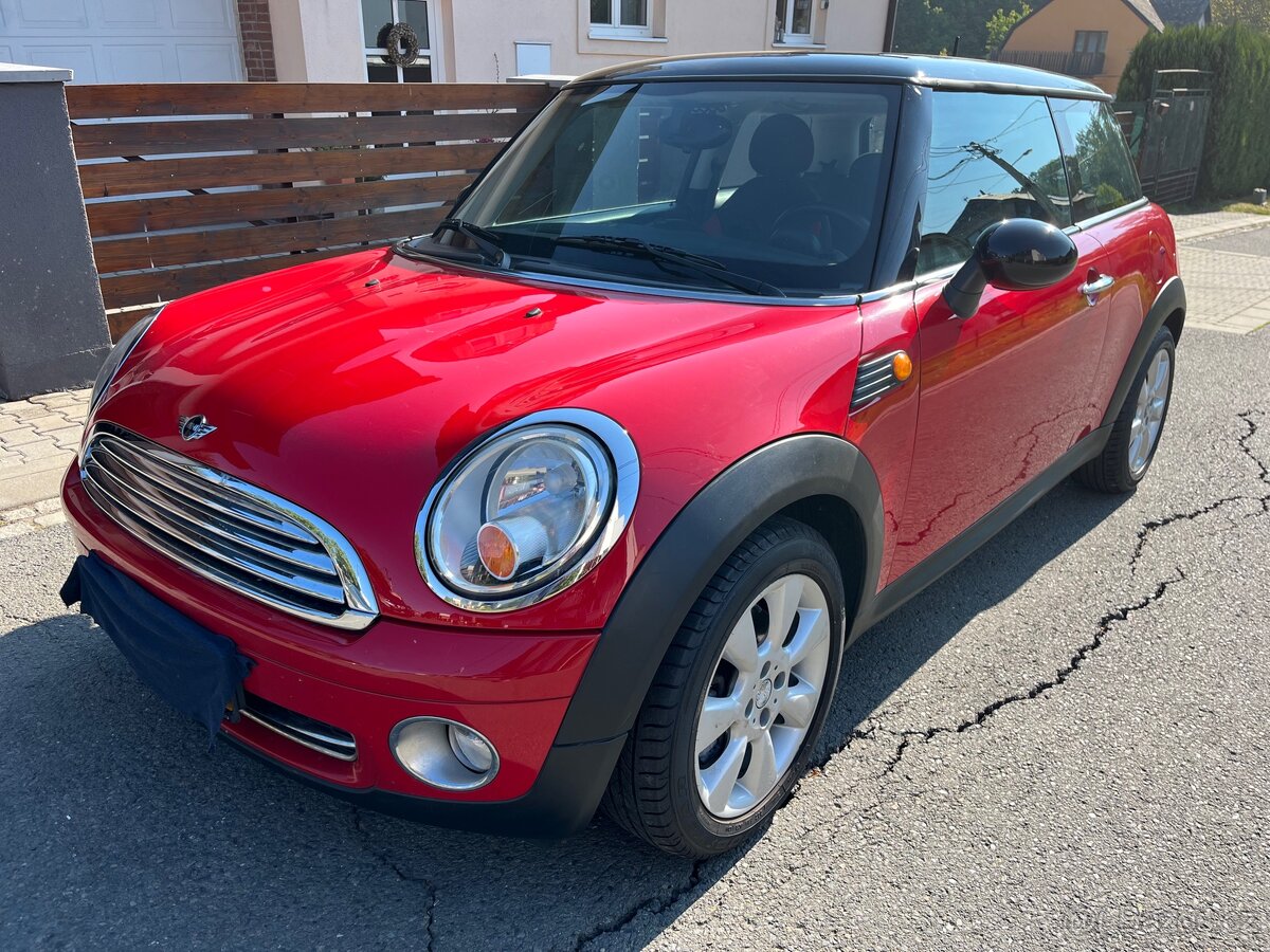Mini Cooper 1.6 i 88 kw . Výborný stav