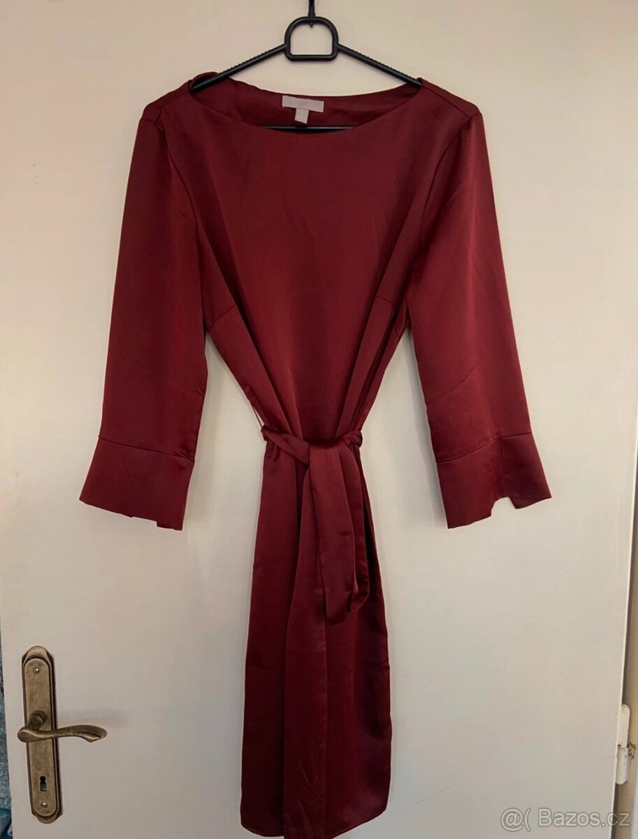 Elegantní dámské šaty s páskem
