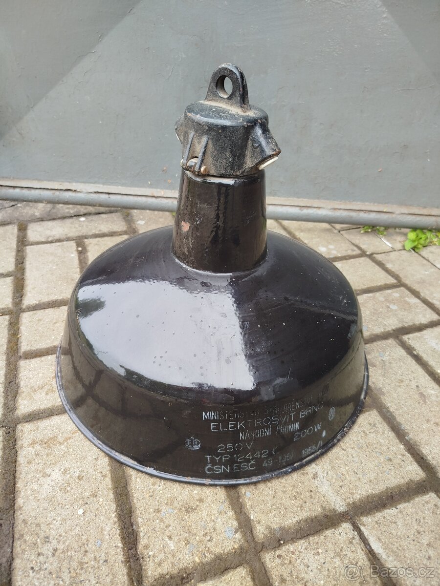 Stara tovární smaltovaná lampa