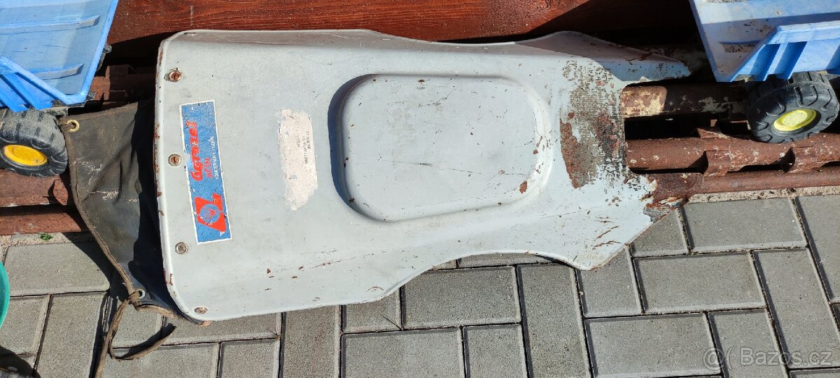 Prodám kryt motoru mf 70