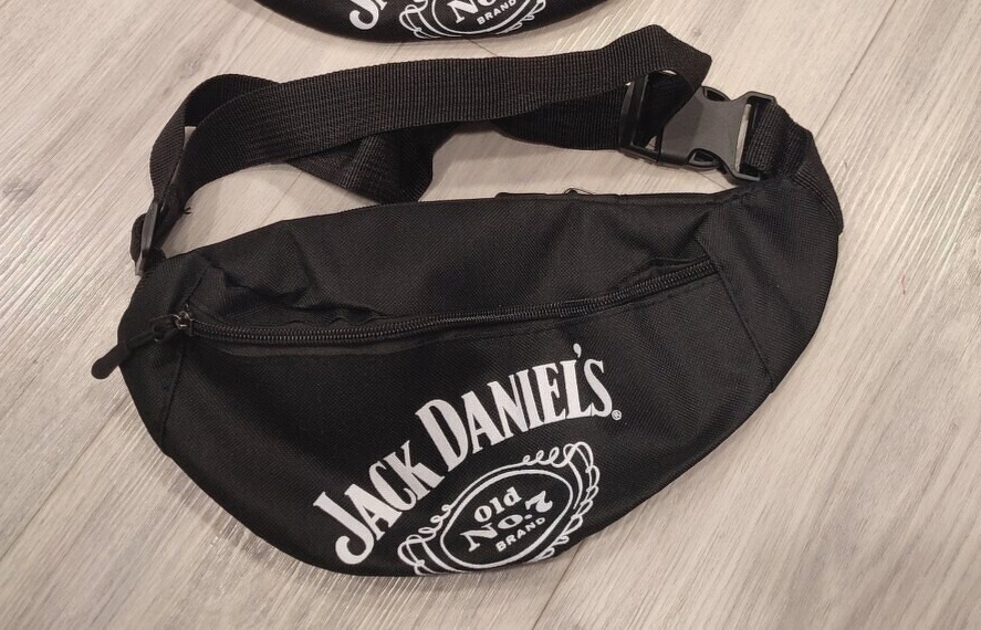 Ledvinka s nápisem Jack Daniels