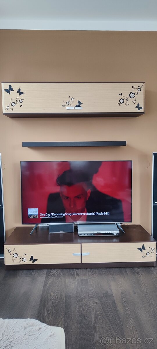 Závěsná skříňka a TV stolek