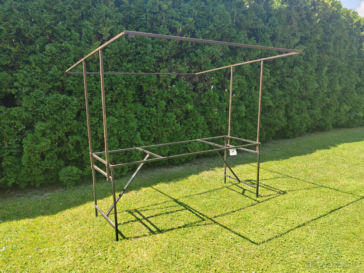 Kovový prodejní stánek 8