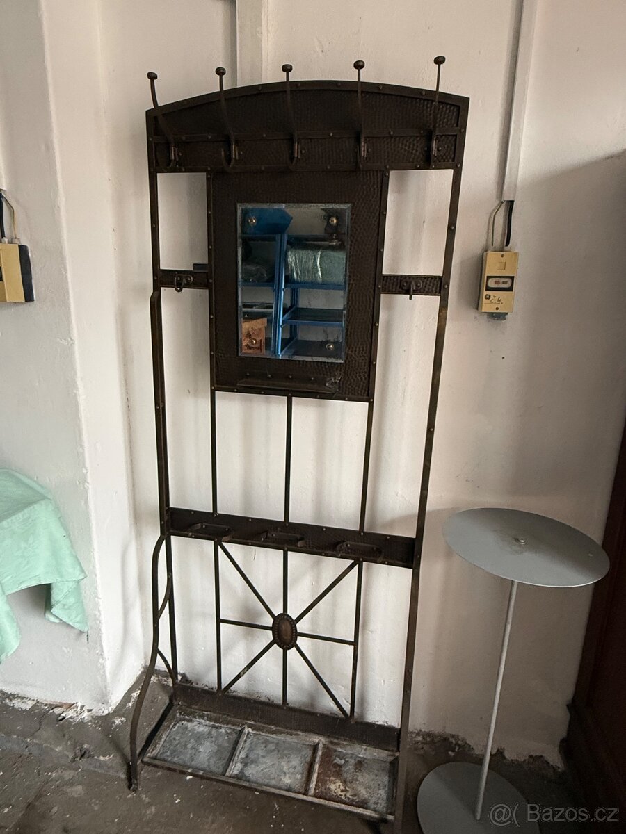 Kovový věšák se zrcadlem retro