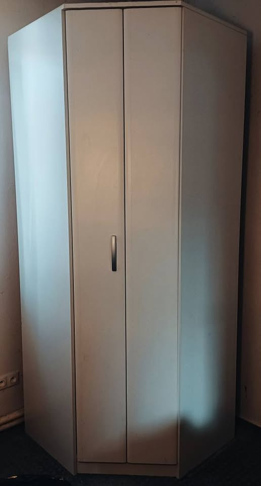 Bílá rohová skříň