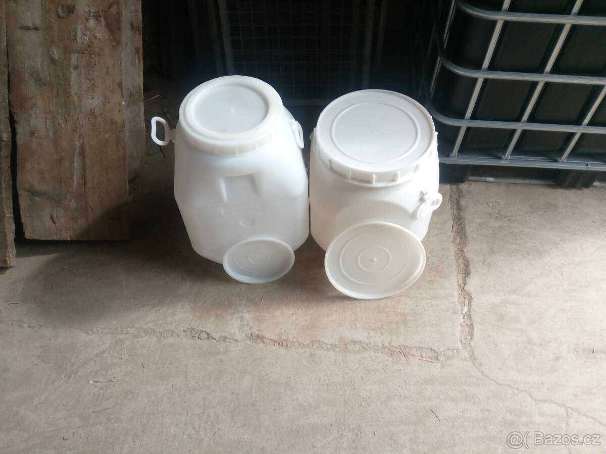 Plastové sudy o obsahu 55 a 53 litrů