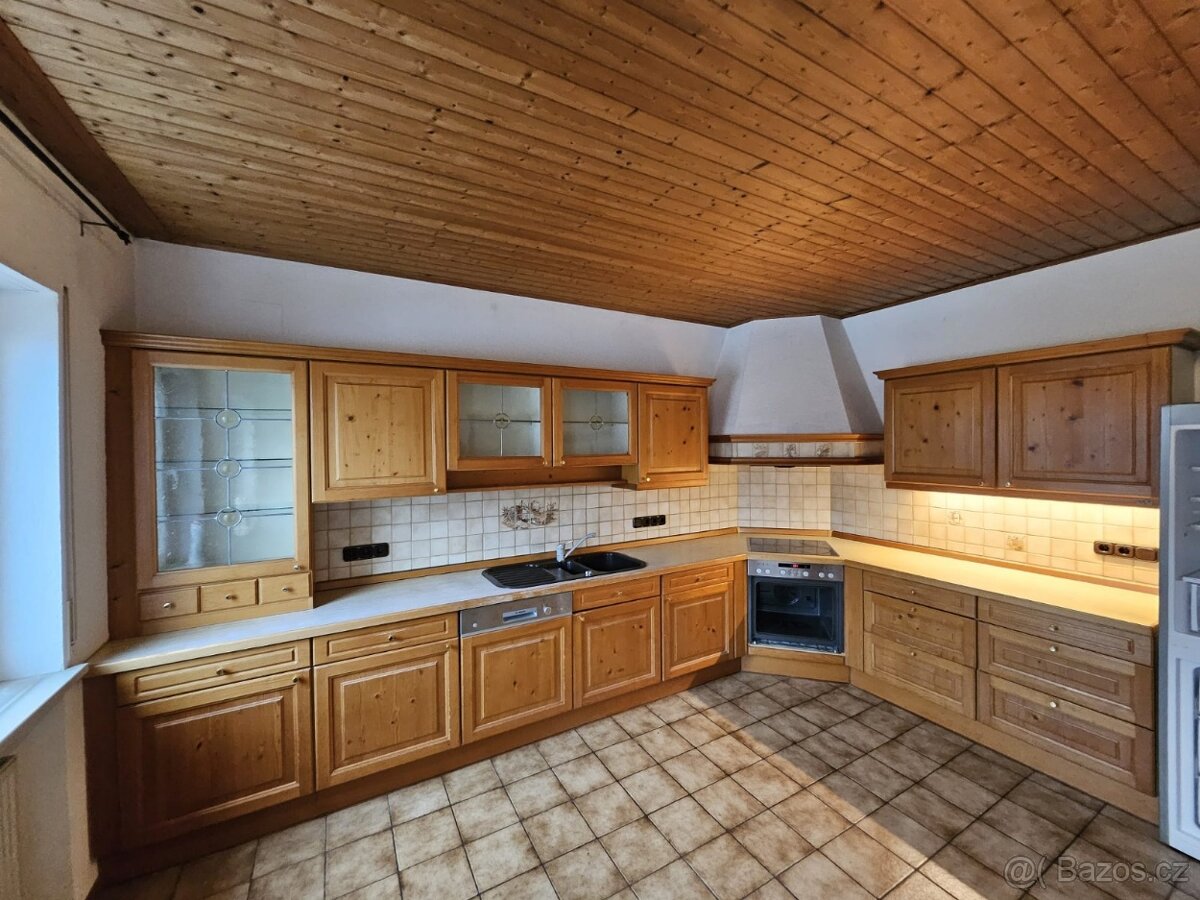 Masivní kuchyňská linka z Německa se spotřebiči