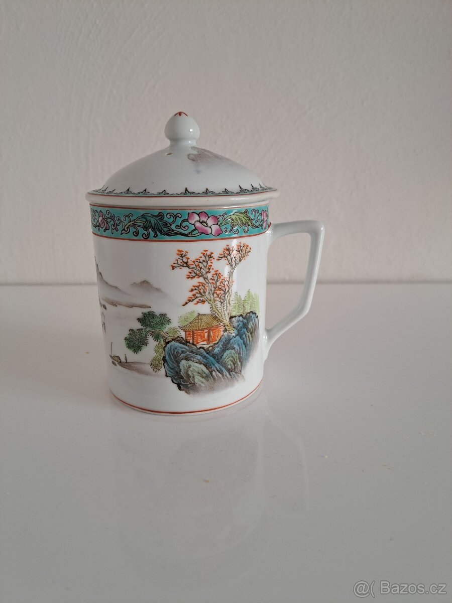 Starý čínský hrnek s pokličkou