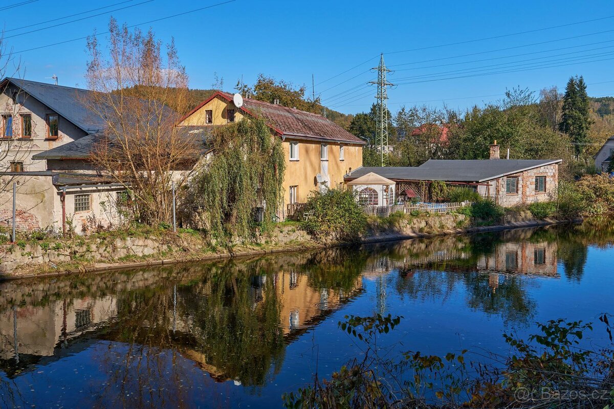 Prodej domu se 2 bytovými jednotkami, garážemi a dílnami