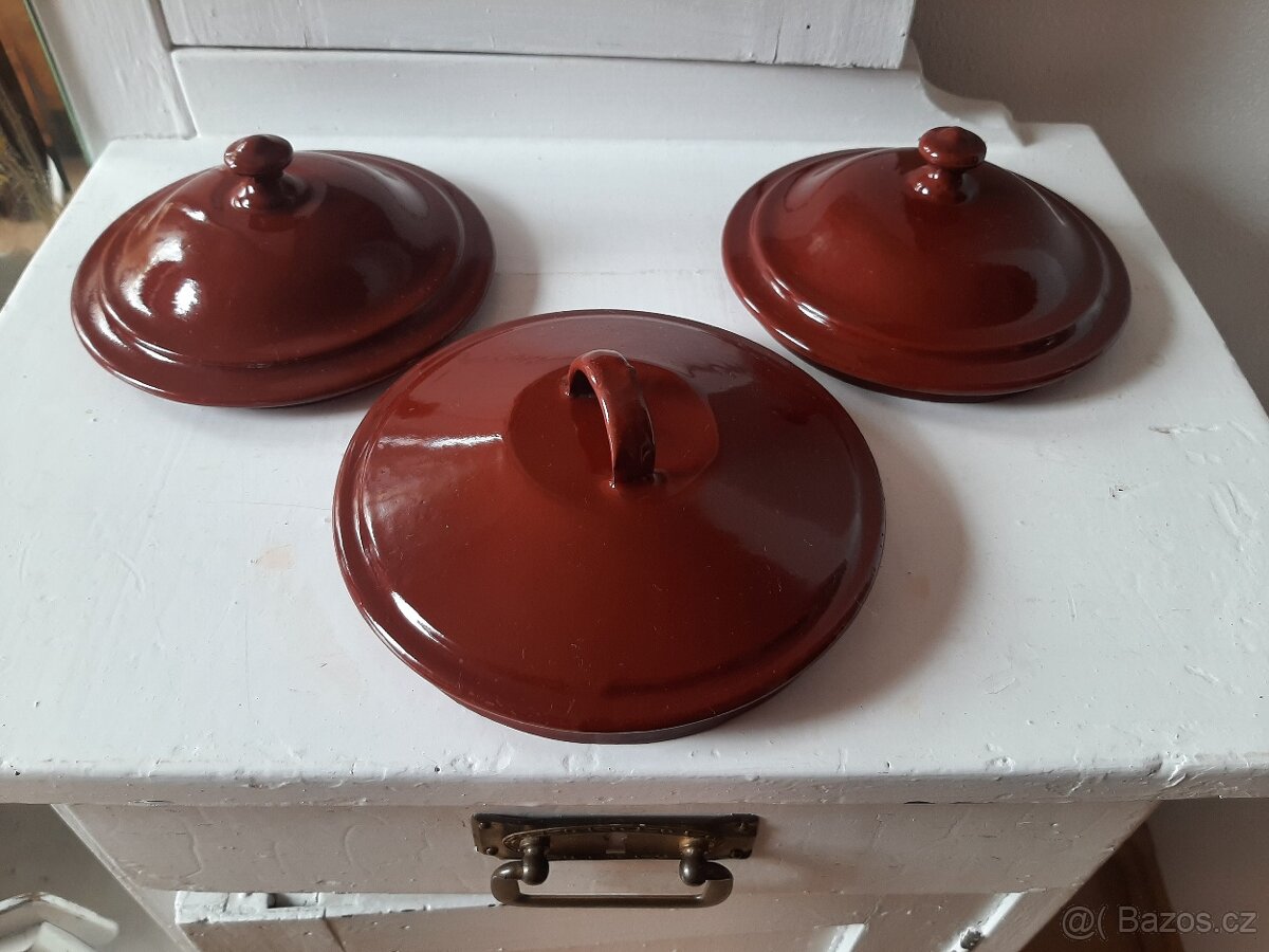 Staré smaltované pokličky