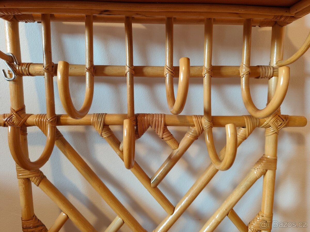 věšák nástěnný