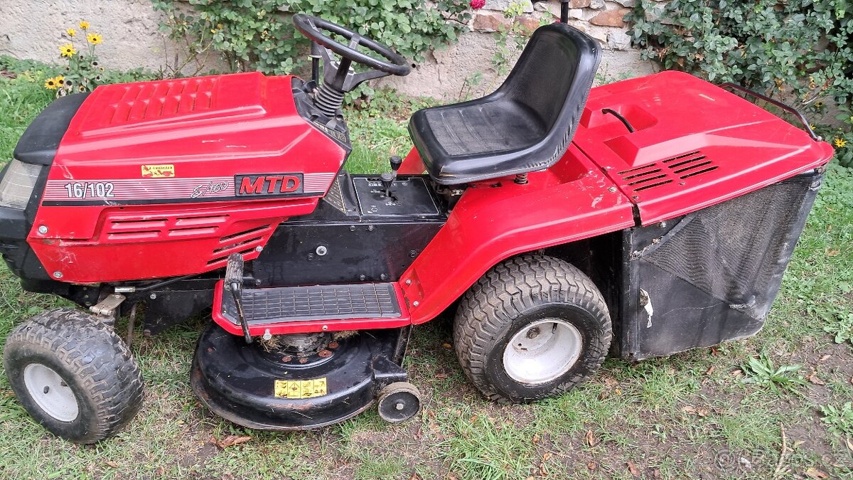 Zahradní traktůrek MTD