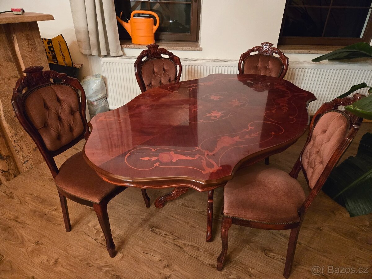 Starožitný jidelni stul