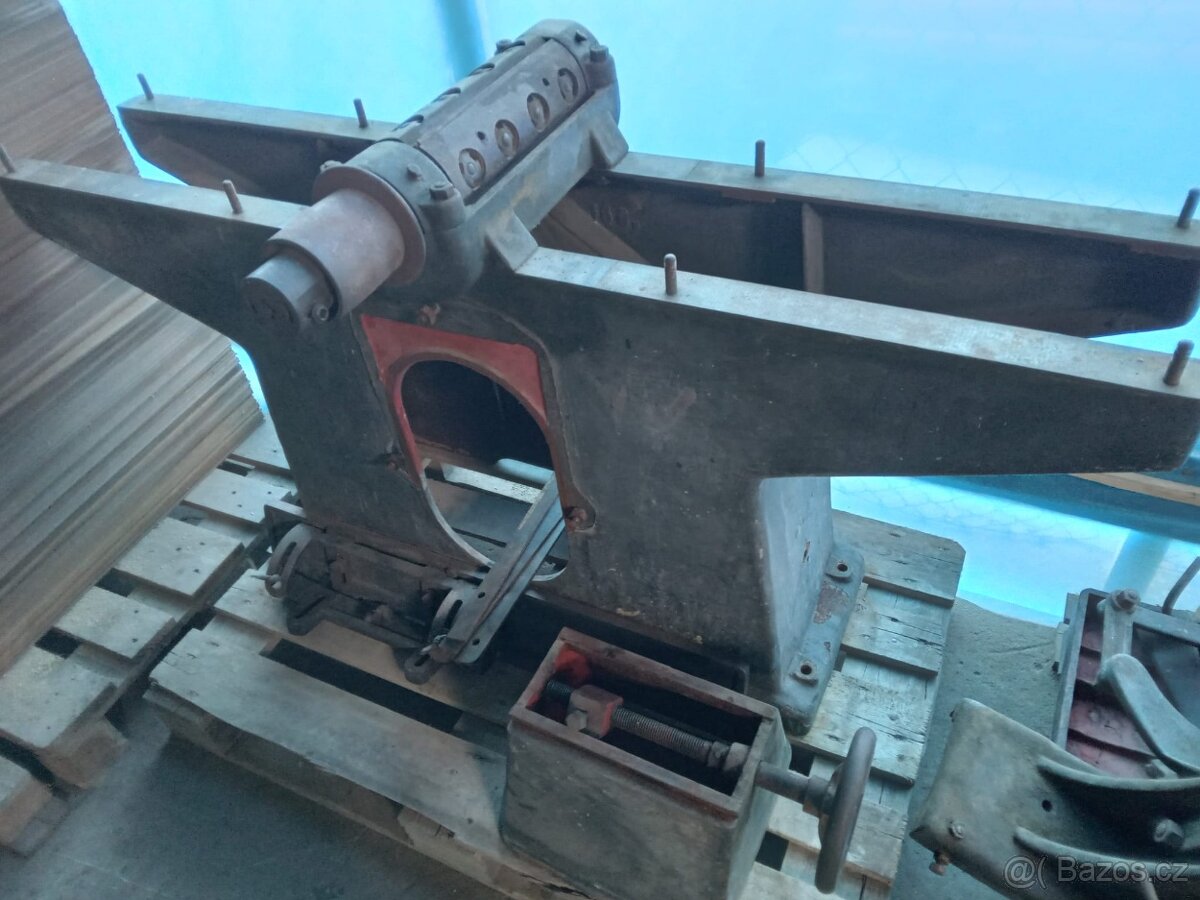 Litinová hoblovka s dlabačkou