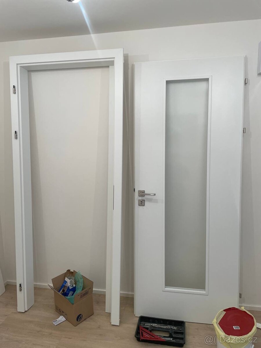 Sapeli CPL bilá perla včetně zárubně a kování (800 x 2100)
