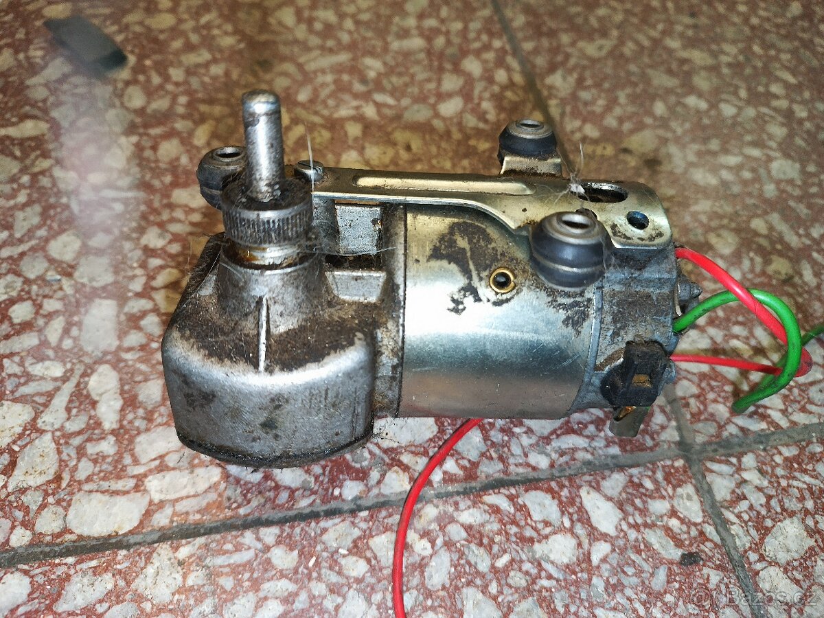 Motorek stěraču V3S